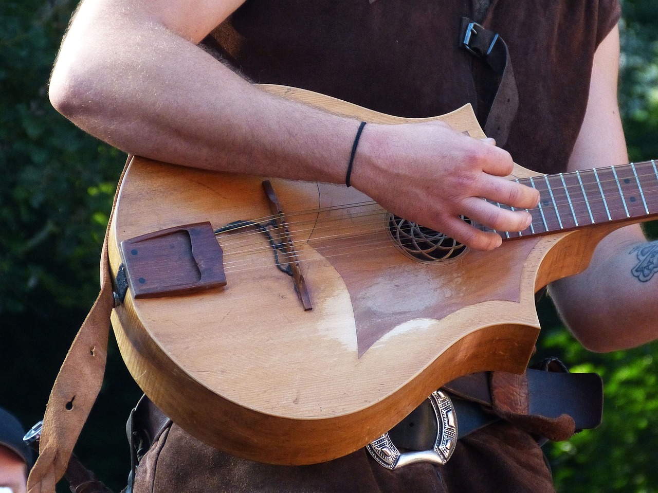 Elegancia y versatilidad en los instrumentos de cuerda pulsada