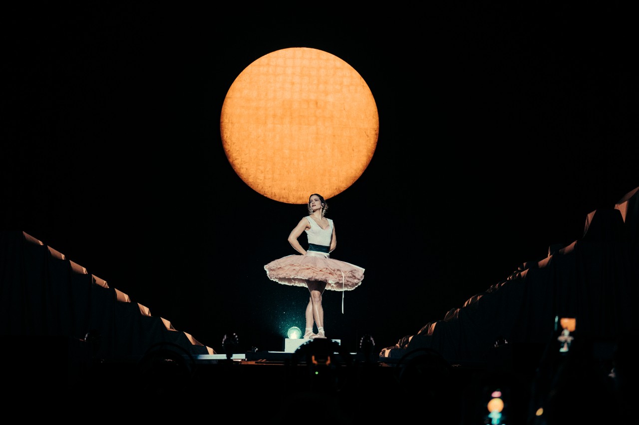 Rosalía sacrifica espectacularidad por belleza e historia del arte en ‘LUX Tour’