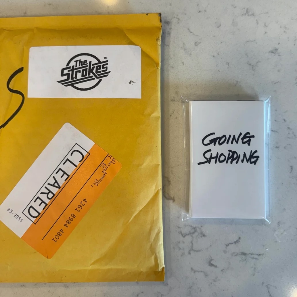 The Strokes vuelven al juego: lanzan una canción inédita… en cassette