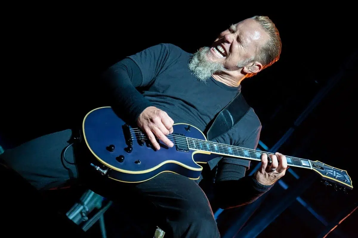 El cantante que confunde a James Hetfield: «No lo tomo en serio, no sabe en qué banda está»
